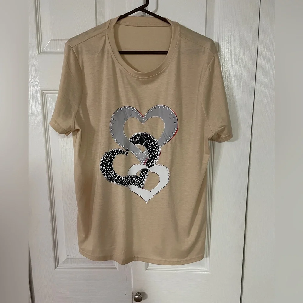 🦋Beige T-Shirt with Heart Design - Picture 2 of 2